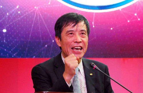 根据德国足协规定，由于未满18岁，门兴还不能向球员提供职业合同。